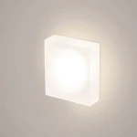 Oprawa schodowa Lesel LED 008 L w kształcie kwadratu, z matowego białego tworzywa, emituje ciepłe światło. Montowana na ścianie, idealna do oświetlenia schodów lub korytarzy. Prosta forma harmonizuje z nowoczesnym wnętrzem.
