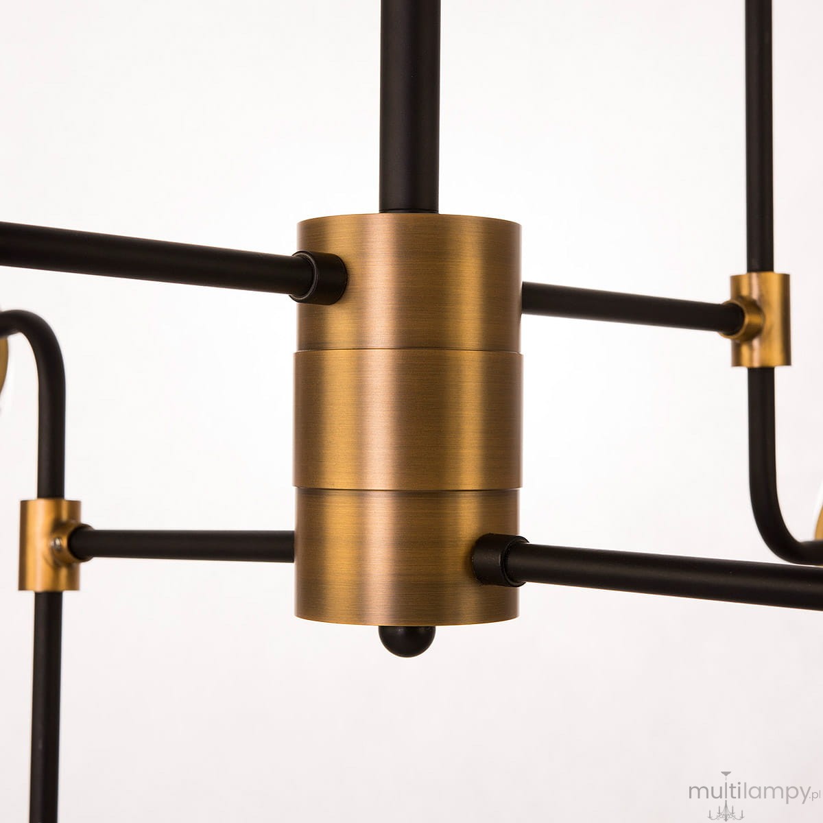 Lampa wisząca Boston 8-punktowa, z metalowym, złotym korpusem i czarnymi ramionami. Ujęcie z bliska na centralny element oraz połączenia, ukazujące prostą, industrialną formę i nowoczesny design.