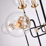 Lampa wisząca Boston 12-punktowa, z czarnymi metalowymi ramionami i przezroczystymi kloszami. Widoczna złota oprawa żarówki, w zbliżeniu na detale konstrukcji. Ujęcie z boku, eksponujące elegancki design.