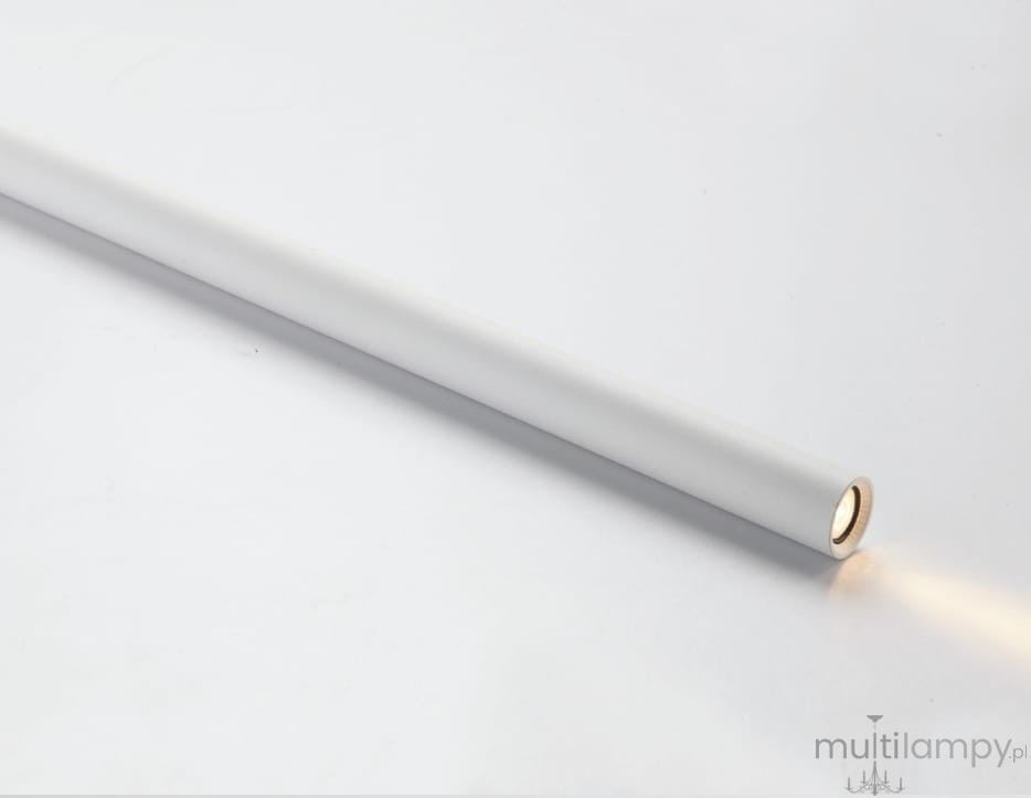 Biała lampa wisząca LED 1-punktowa o prostokątnym kształcie, z widocznym źródłem światła w czarnym wykończeniu. Ujęcie z boku, na jednolitym tle. Produkt jest zamontowany, emituje ciepłe światło.