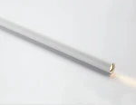 Biała lampa wisząca LED 1-punktowa o prostokątnym kształcie, z widocznym źródłem światła w czarnym wykończeniu. Ujęcie z boku, na jednolitym tle. Produkt jest zamontowany, emituje ciepłe światło.