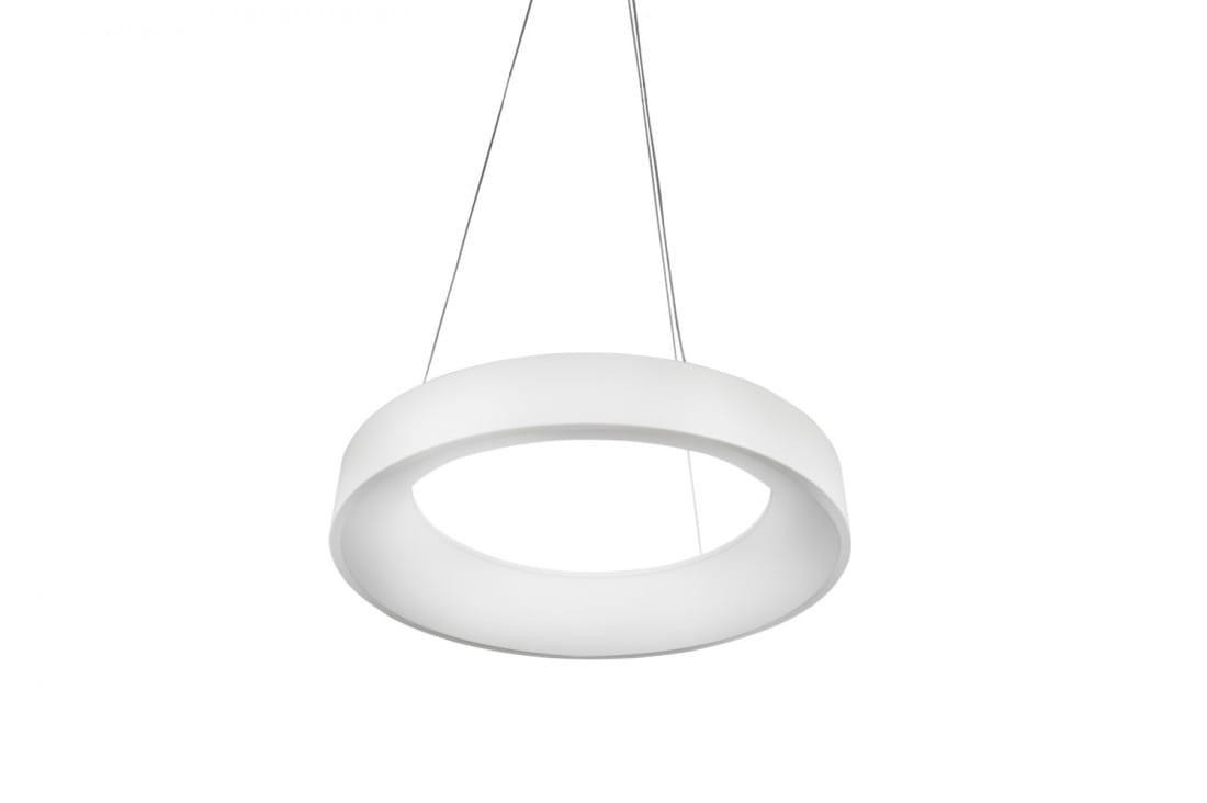 Biała lampa wisząca Sovana D45 CCT LED o okrągłym kształcie, zawieszona na cienkich linkach. Produkt ma gładką, matową powierzchnię, a jego minimalistyczny design nadaje nowoczesny charakter wnętrzu. Widoczny pilot do zdalnego sterowania.