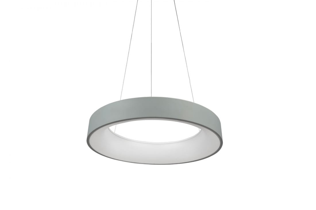 Szara lampa wisząca Sovana D55 CCT z pilotem, w kształcie okręgu, zawieszona na cienkich linkach. Posiada matową, metalową obramówkę oraz mleczne, przezroczyste wnętrze, które rozprasza światło. Idealna do nowoczesnych wnętrz.