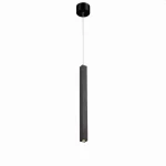 Cubi LED lampa wisząca 1-punktowa w kolorze czarnym, o prostej, sześciokątnej formie. Zawieszona na cienkim przewodzie z czarnym stropem. Widoczna dolna część z źródłem światła. Tło białe, minimalistyczne.