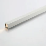 Cubi LED lampa wisząca 1-punktowa w kolorze białym, o prostokątnym kształcie. Widoczny jest punkt świetlny na jednym końcu, a lampa leży na jasnym tle, co podkreśla jej minimalistyczny design.