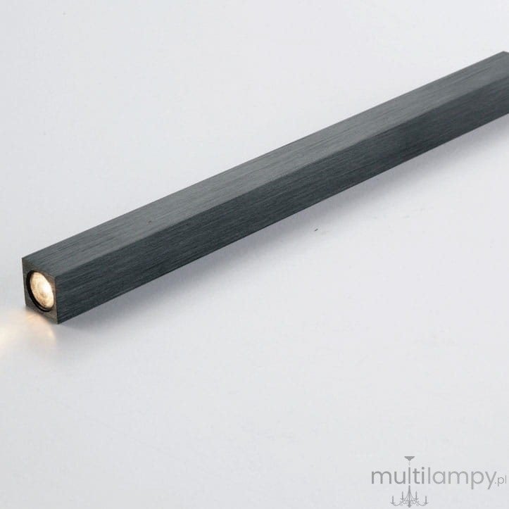Lampa wisząca Cubi LED 1-punktowa w kolorze białym i czarnym. Prosty, prostokątny kształt z metaliczną teksturą. Widoczna lampa LED na jednym końcu, emitująca światło. Ujęcie z boku na jednolitym tle.