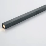 Lampa wisząca Cubi LED 1-punktowa w kolorze białym i czarnym. Prosty, prostokątny kształt z metaliczną teksturą. Widoczna lampa LED na jednym końcu, emitująca światło. Ujęcie z boku na jednolitym tle.