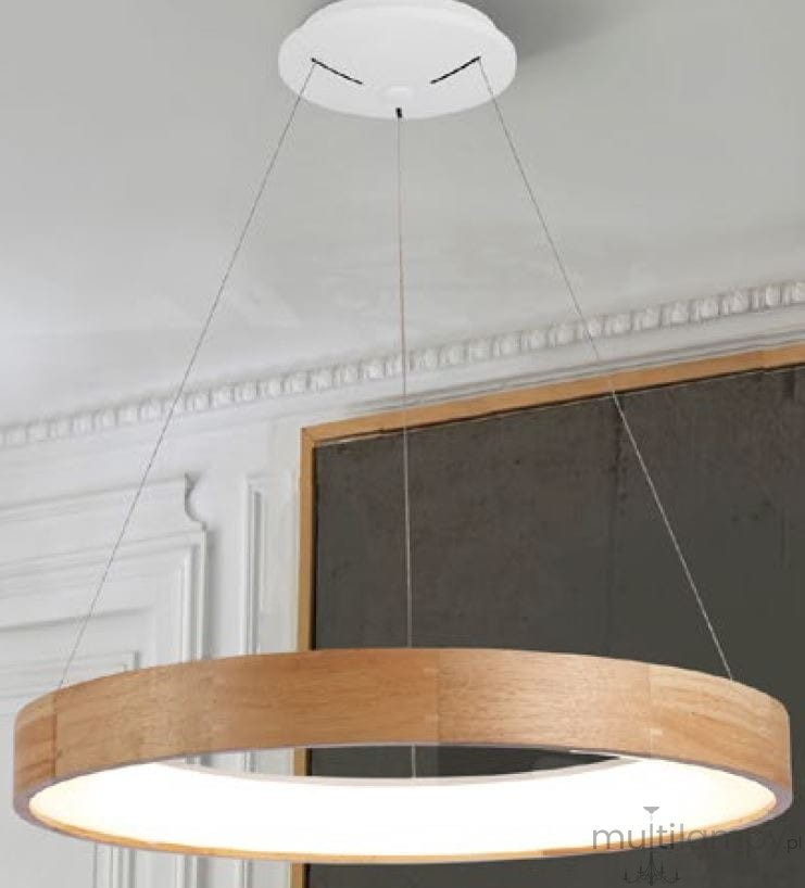 Lampa wisząca Silvam D45 LED w kształcie okręgu, z białym kloszem i drewnianą obręczą. Zawieszona na cienkich linkach, montowana sufitowo, w minimalistycznym stylu, w jasnym wnętrzu z szarym tłem.