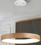 Lampa wisząca Silvam D45 LED w kształcie okręgu, z białym kloszem i drewnianą obręczą. Zawieszona na cienkich linkach, montowana sufitowo, w minimalistycznym stylu, w jasnym wnętrzu z szarym tłem.