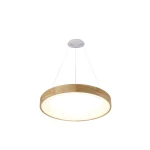 Lampa wisząca Silvam D45 LED w kształcie okręgu z naturalnym drewnianym obrzeżem i matowym białym kloszem. Zawieszona na cienkich przewodach, montowana do sufitu, idealna do nowoczesnych wnętrz.