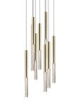 Złota lampa wisząca LED, 9-punktowa, z cylindrycznymi elementami, wykonana z metalu i szkła, z przezroczystymi, błyszczącymi detalami. Produkt zawieszony na cienkich, białych kablach, w układzie o różnych długościach, na jednolitym tle.