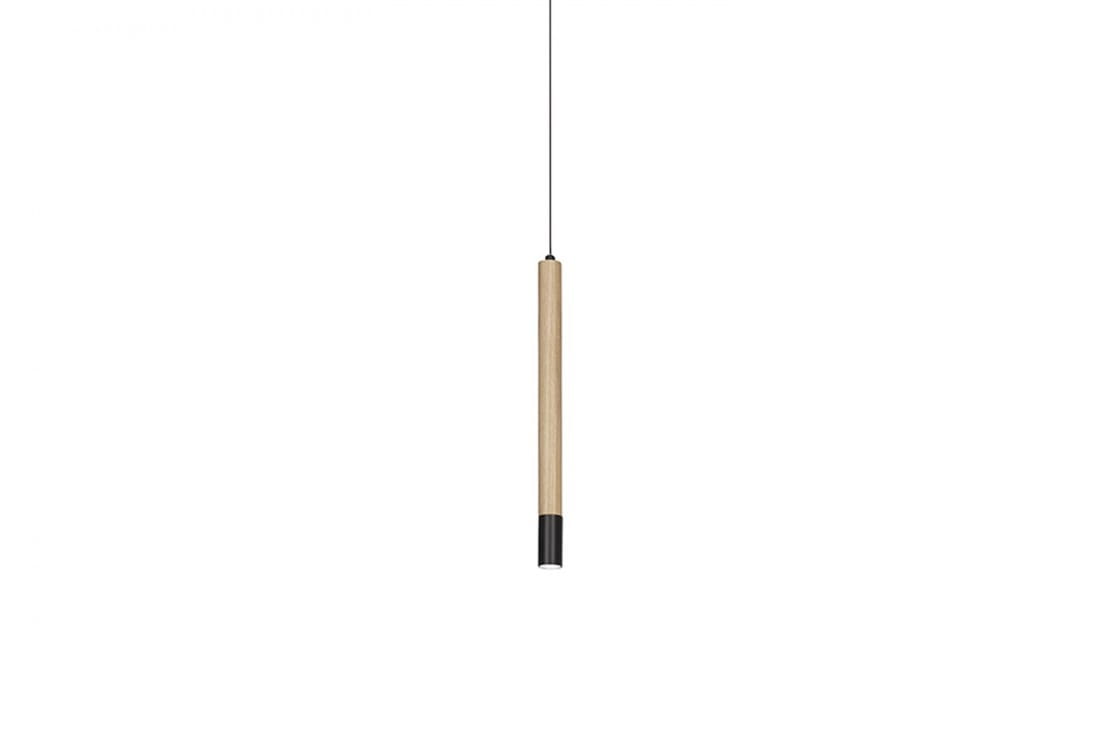 Czarna lampa wisząca Izolda LED z drewnianym uchwytem, w kształcie smukłego walca. Zawieszona na cienkim przewodzie, prezentuje minimalistyczny design. Idealna do nowoczesnych wnętrz.