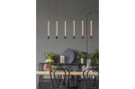 Lampa wisząca Izolda LED 6-punktowa w kolorze czarnym, z sześcioma prostokątnymi, drewnianymi kloszami u góry z czarnymi końcówkami. Zawieszona nad drewnianym stołem, w tle z zielonymi roślinami i dekoracjami na szarej ścianie.