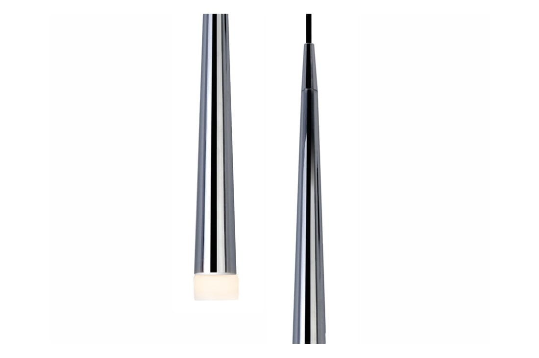 Lampa wisząca Stylo 1-punktowa w kolorze chromowanym, o smukłym, stożkowatym kształcie. Widoczny biały klosz u dołu, zawieszona na cienkim, czarnym przewodzie. Ujęcie frontalne, na białym tle, podkreślające nowoczesny design.