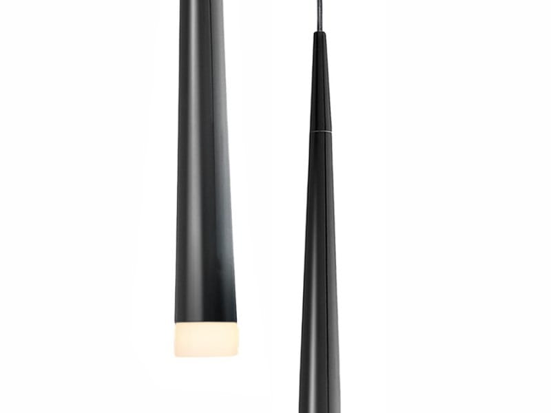 Lampa wisząca Stylo 3-punktowa w kolorze czarnym, z eleganckim, smukłym kształtem. Widziana z przodu, z widocznymi źródłami światła w dolnej części. Materiał metalowy, matowe wykończenie. Idealna do nowoczesnych wnętrz.