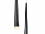 Lampa wisząca Stylo 3-punktowa w kolorze czarnym, z eleganckim, smukłym kształtem. Widziana z przodu, z widocznymi źródłami światła w dolnej części. Materiał metalowy, matowe wykończenie. Idealna do nowoczesnych wnętrz.