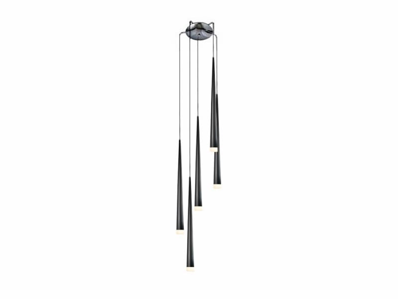 Czarna lampa wisząca Stylo z pięcioma stożkowymi kloszami, zawieszona na cienkich linkach. Klosze mają różne długości, a każdy z nich zakończony jest małym źródłem światła. Ujęcie frontalne na białym tle.