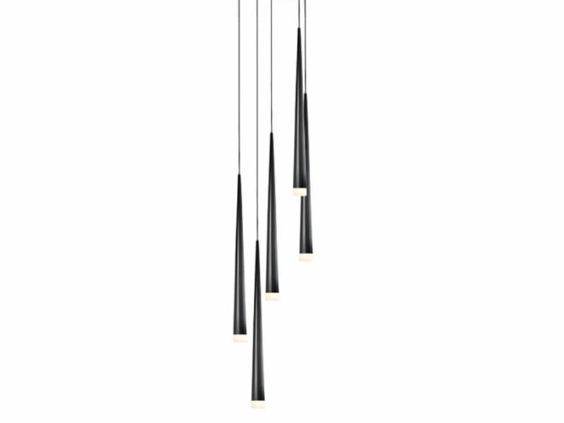 Lampa wisząca Stylo 5-punktowa w kolorze czarnym, składająca się z pięciu smukłych, stożkowatych kloszy z białymi detalami na dole. Zawieszona na cienkich linkach, w minimalistycznym stylu, idealna do nowoczesnych wnętrz.