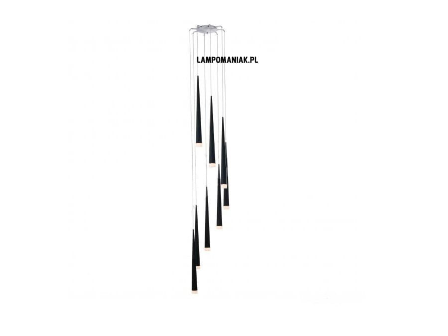Lampa wisząca Stylo 8-punktowa w czerni, składająca się z ośmiu smukłych, stożkowatych elementów zawieszonych na cienkich linkach. Górna część w kolorze srebrnym, całość w minimalistycznym stylu, idealna do nowoczesnych wnętrz.