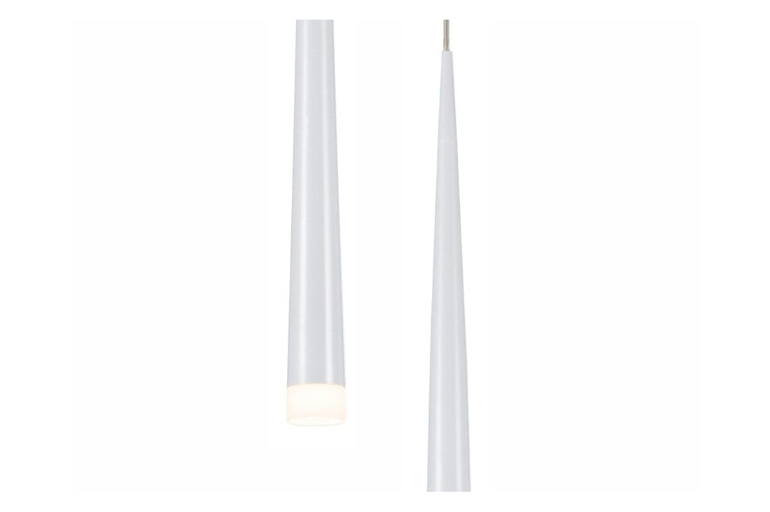 Lampa wisząca Stylo 3-punktowa w kolorze białym, z trzema smukłymi kloszami o cylindrycznym kształcie. Ujęcie z boku, ukazujące gładką powierzchnię i delikatne podświetlenie na końcach kloszy. Minimalistyczny design, idealna do nowoczesnych wnętrz.
