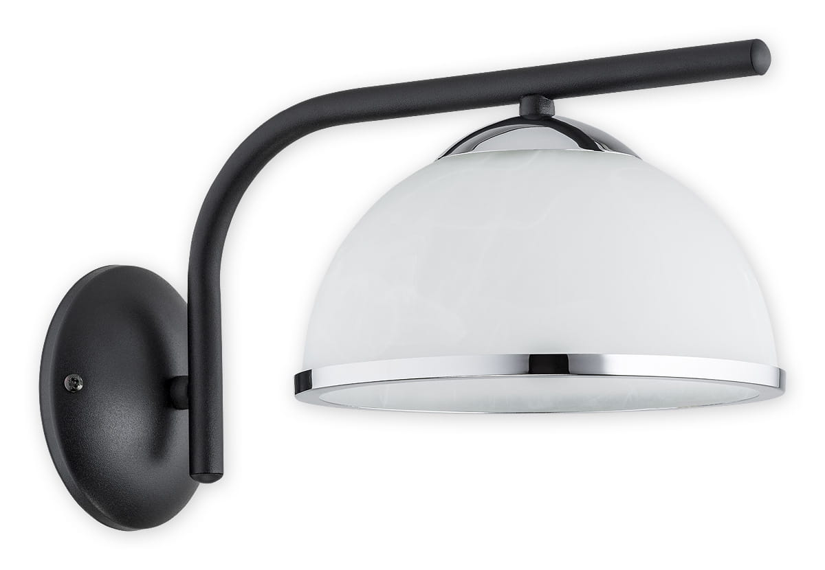 Czarny kinkiet Lava z chromowanym wykończeniem, z zaokrągloną, mleczną kloszem. Lampa montowana na ścianie, z długim, prostym ramieniem. Widok z boku, ukazujący detal mocowania i kształt klosza. Proste tło podkreśla elegancki design.