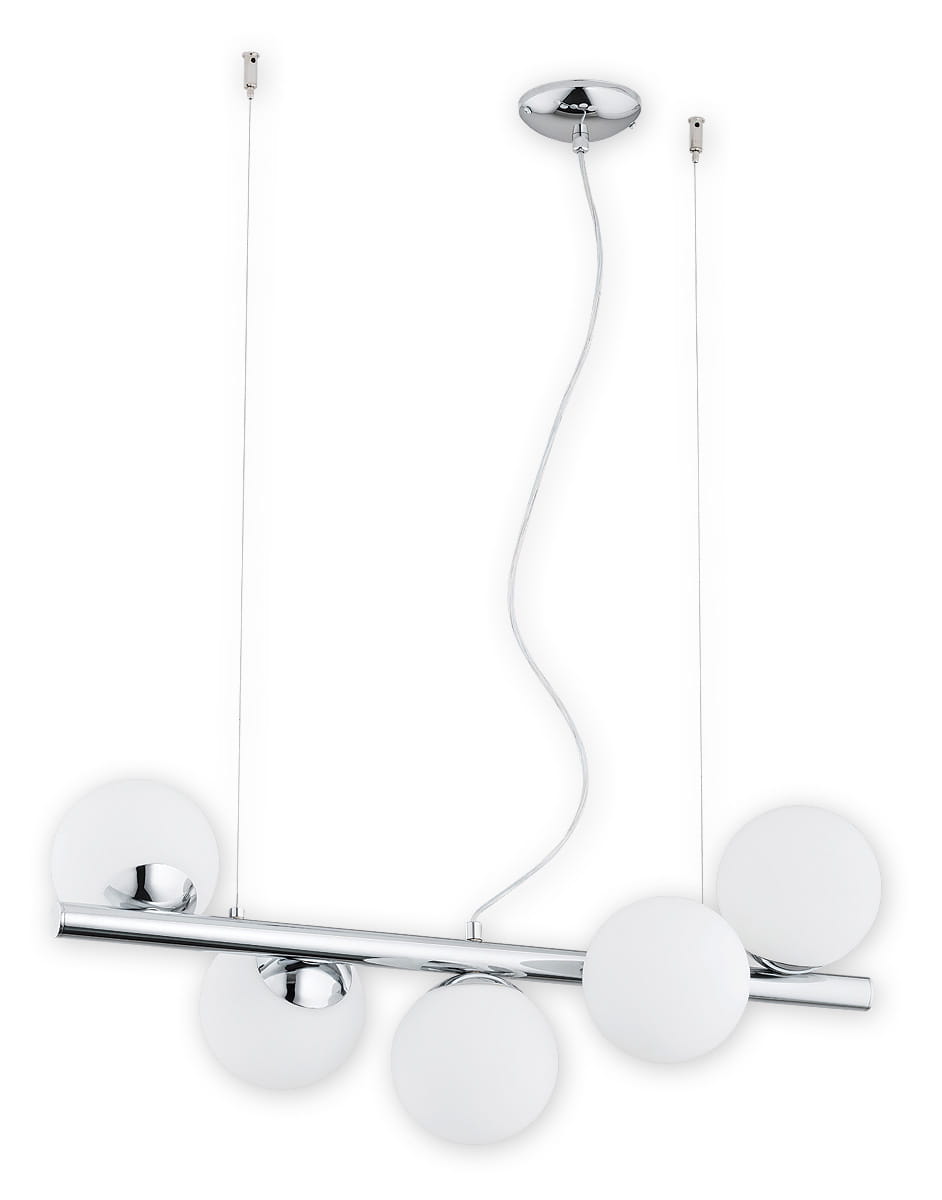 Lampa wisząca Osso, 5-punktowa, z chromowanym stelażem i pięcioma białymi, okrągłymi kloszami. Ujęcie frontalne, zawieszona na cienkich linkach. Elegancka, nowoczesna forma, idealna do aranżacji wnętrz.