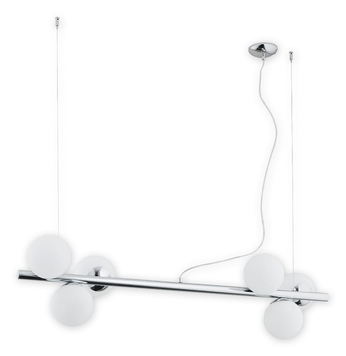 Lampa wisząca Osso 6-punktowa w chromowanej obudowie. Posiada sześć białych, okrągłych kloszy zawieszonych na prostokątnej rurze. Ujęcie z boku, wisząca konstrukcja z widocznym przewodem i mocowaniem sufitowym.