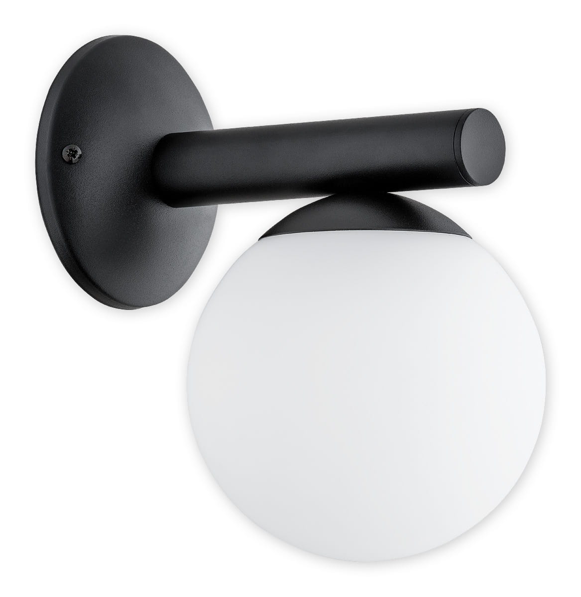 Kinkiet Osso 1-punktowy w kolorze czarnym, z okrągłą, matową kloszą z białego szkła. Produkt zamontowany na ścianie, z prostym, cylindrycznym ramieniem. Tło białe, co podkreśla nowoczesny design lampy.