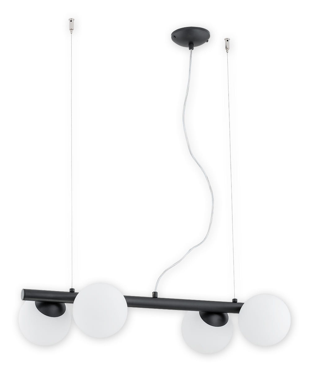 Czarna lampa wisząca Osso z czterema okrągłymi kloszami z białego szkła. Ujęcie z góry, zawieszona na cienkich linkach. Prosta, nowoczesna konstrukcja z metalową belką. Idealna do nowoczesnych wnętrz.