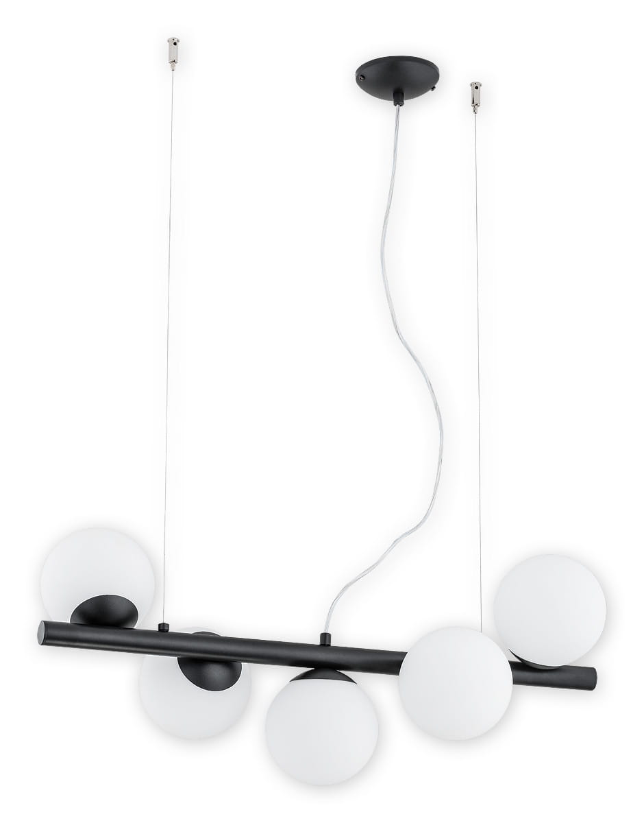 Lampa wisząca Osso 5-punktowa w kolorze czarnym, z pięcioma białymi, okrągłymi kloszami umieszczonymi na poziomej rurze. Zawieszona na cienkich linkach, montowana do sufitu. Prosty, nowoczesny design.