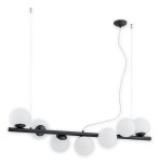 Lampa wisząca Osso, 7-punktowa, czarna. Posiada prostą, poziomą belkę z matowym wykończeniem oraz siedem okrągłych kloszy ze szkła w białym kolorze, zawieszona na cienkich linkach. Ujęcie z przodu, na białym tle.