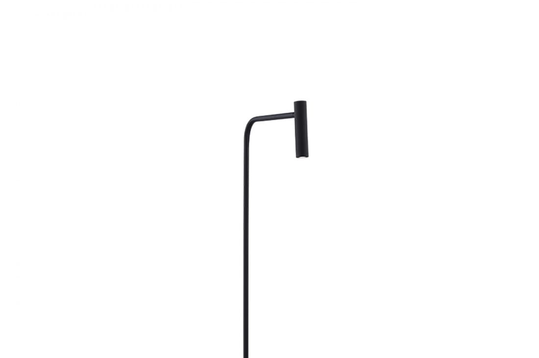 Czarna lampa podłogowa Fler LED 1-punktowa, o prostym, minimalistycznym designie. Ujęcie z boku, lampa w pozycji stojącej, z cienką, zakrzywioną nogą i cylindrycznym kloszem, idealna do nowoczesnych wnętrz. Tło białe, co podkreśla jej formę.