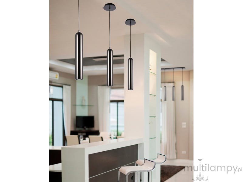 Lampa wisząca Tubo 1-punktowa w kolorze czarnym i chromowanym, o cylindrycznym kształcie. Zawieszona na cienkim przewodzie, umieszczona w nowoczesnym wnętrzu z białymi i szarymi elementami. W tle widoczna kuchnia z barowym stołkiem.