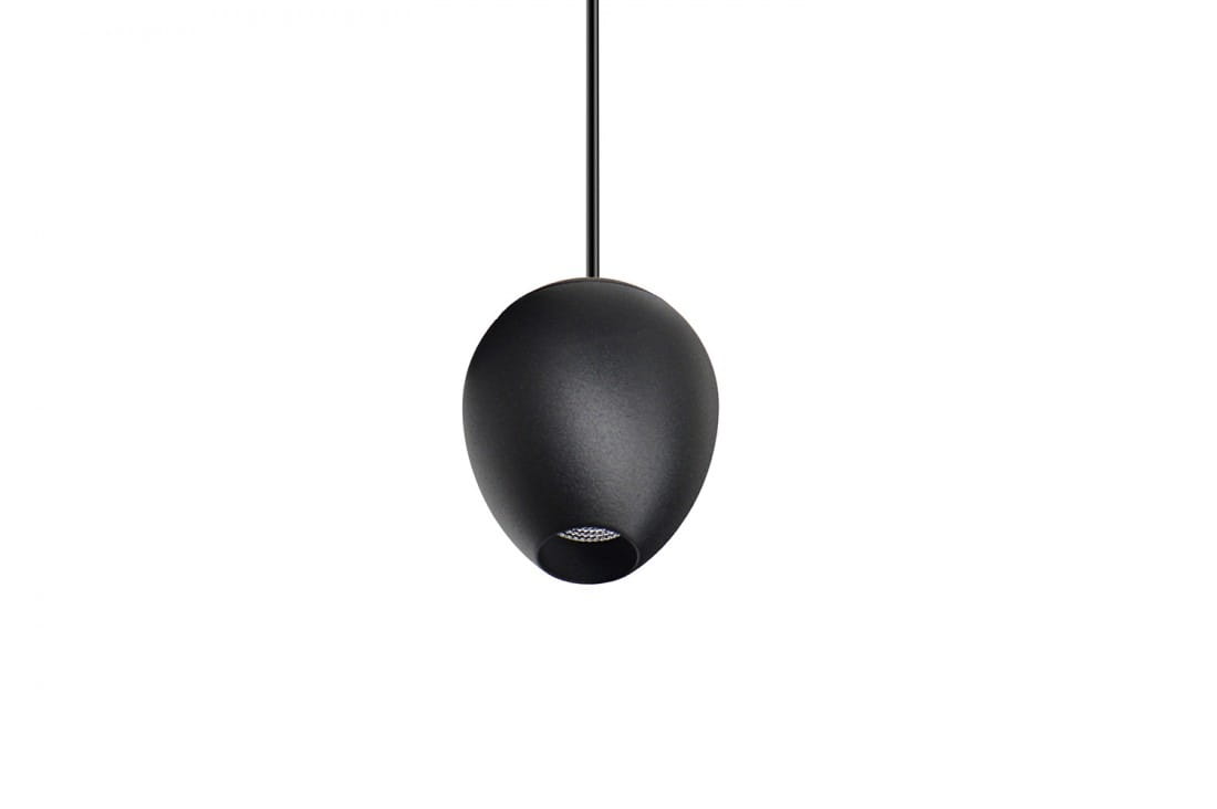 Czarna lampa wisząca Ovum LED, o kształcie przypominającym jajko, zawieszona na cienkim przewodzie. Wnętrze lampy ma perforację, co podkreśla nowoczesny design. Lampa ma matową powierzchnię i jest umieszczona na jednolitym tle.
