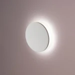 Lesel LED oprawa schodowa 009A L w kształcie okrągłym, biała obudowa z subtelnym podświetleniem. Montowana na ścianie, emituje delikatne światło, idealna do oświetlenia schodów. Prosta forma, minimalistyczny design.