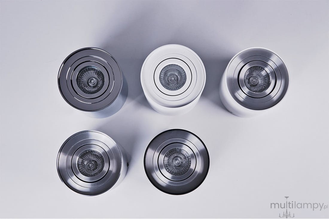 Lampa sufitowa Bross 2-punktowa, wykonana z aluminium, w układzie pięciu lamp. Dwa modele w kolorze srebrnym, jeden w białym, z okrągłymi kloszami i wyraźnym wzorem. Ujęcie z góry, na jednolitym tle.