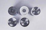Lampa sufitowa Bross 2-punktowa, wykonana z aluminium, w układzie pięciu lamp. Dwa modele w kolorze srebrnym, jeden w białym, z okrągłymi kloszami i wyraźnym wzorem. Ujęcie z góry, na jednolitym tle.