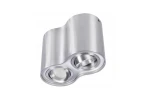 Lampa sufitowa Bross 2-punktowa w kolorze aluminium. Posiada dwa okrągłe klosze umieszczone na falistej podstawie. Kąt ujęcia z boku pozwala na zobaczenie detalów wykończenia i faktury materiału. Idealna do nowoczesnych wnętrz.