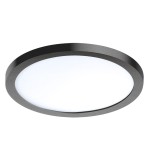 Czarna oprawa LED Slim D15 o średnicy 15 cm, z białą, okrągłą szybą emitującą światło o temperaturze barwowej 3000K. Zainstalowana w sufitowej konstrukcji, prezentuje się w pozycji wiszącej.