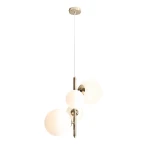 Lampa wisząca Bloom 4-punktowa z złotym wykończeniem, z czterema białymi, okrągłymi kloszami z opalowego szkła. Produkt zawieszony na cienkim, przezroczystym przewodzie, montowany do sufitu. Elegancka, nowoczesna konstrukcja.