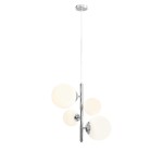 Lampa wisząca Bloom 4-punktowa w kolorze chromowym z czterema okrągłymi, mlecznymi kloszami. Zawieszona na cienkim kablu, z centralnym wysięgnikiem. Prosty, nowoczesny design, idealna do różnych aranżacji wnętrz.