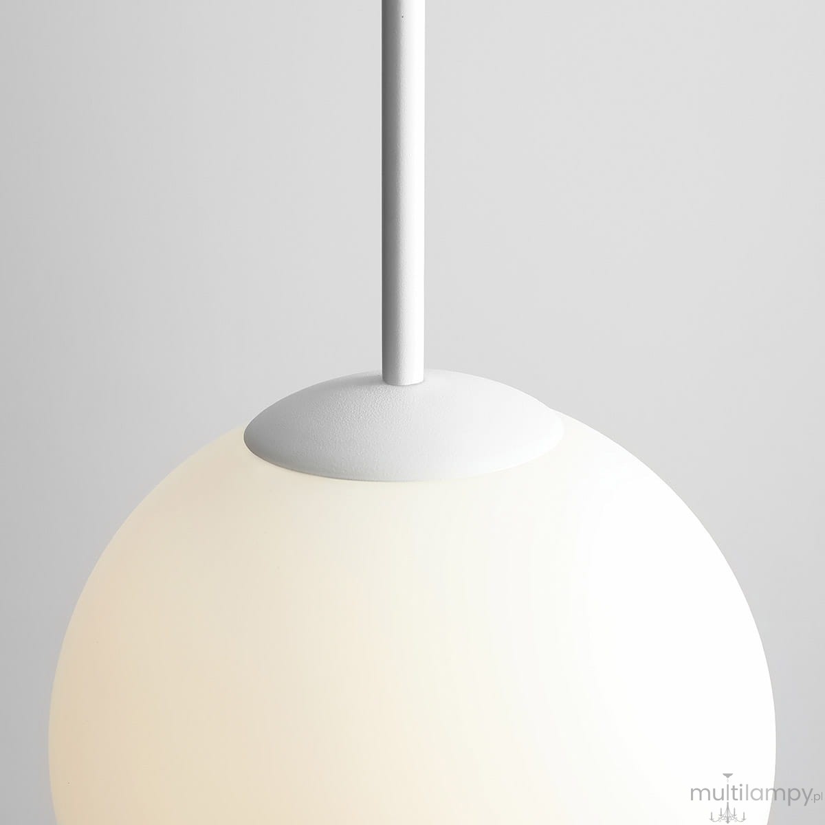 Lampa wisząca Bosso D30 w kolorze białym, z okrągłym, matowym kloszem i prostym, metalowym mocowaniem. Ujęcie z góry, pokazujące gładką powierzchnię i neutralne tło, co podkreśla minimalistyczny design.