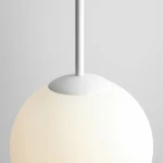 Lampa wisząca Bosso D30 w kolorze białym, z okrągłym, matowym kloszem i prostym, metalowym mocowaniem. Ujęcie z góry, pokazujące gładką powierzchnię i neutralne tło, co podkreśla minimalistyczny design.