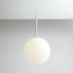 Lampa wisząca Bosso D30 w kolorze białym, z okrągłym kloszem z matowego szkła. Zawieszona na cienkim, białym przewodzie, w pozycji wiszącej, na jednolitym, jasnym tle. Prosty, nowoczesny design idealny do różnych aranżacji wnętrz.
