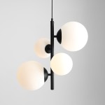 Czarna lampa wisząca Bloom z czterema okrągłymi kloszami w odcieniach bieli, umieszczona na centralnej czarnej podstawie. Klosze mają matową powierzchnię z częściowym wykończeniem w kolorze czarnym. Produkt zawieszony na cienkim przewodzie,.