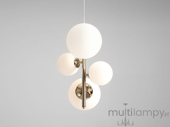Lampa wisząca Bloom 4-punktowa w kolorze złotym, z okrągłymi kloszami w białym matowym szkle. Produkt zawiera cztery źródła światła, osadzone na metalowej konstrukcji. Wisi na cienkim przewodzie, na jednolitym tle.