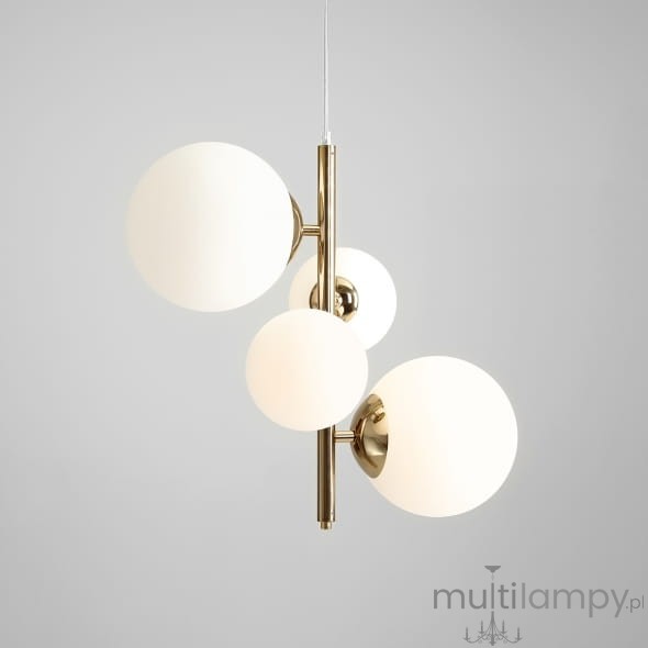Lampa wisząca Bloom 4-punktowa w kolorze złotym z czterema okrągłymi, mlecznymi kloszami. Produkt zawieszony na cienkim przewodzie, z centralnym metalowym słupkiem. Tło jasnoszare, bez dodatkowych elementów.