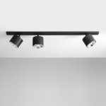 Czarna lampa sufitowa 3-punktowa z metalowym stelażem, z trzema okrągłymi reflektorami. Ujęcie z góry, pokazujące równomierne rozmieszczenie punktów świetlnych na prostokątnej belce. Idealna do nowoczesnych wnętrz.