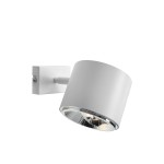 Biały kinkiet 1-punktowy Bot 1046C z okrągłą głowicą, zamocowany na prostokątnej, płaskiej podstawie. Kąt ujęcia z boku, ukazujący detal lampy i jej wykończenie. Idealny do oświetlenia wnętrz.