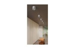 Lampa sufitowa Mini Bross 1-punktowa w kolorze chromowym, zamontowana na suficie. Okrągły kształt z metaliczną powłoką. Widoczna w nowoczesnej aranżacji z jasnymi ścianami i drewnianym stolikiem. Kąt ujęcia z boku, pokazujący rząd lamp.